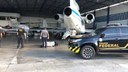 Imagem 01- Polícia Federal no momento da apreensão no Aeroporto de SSA.jpeg