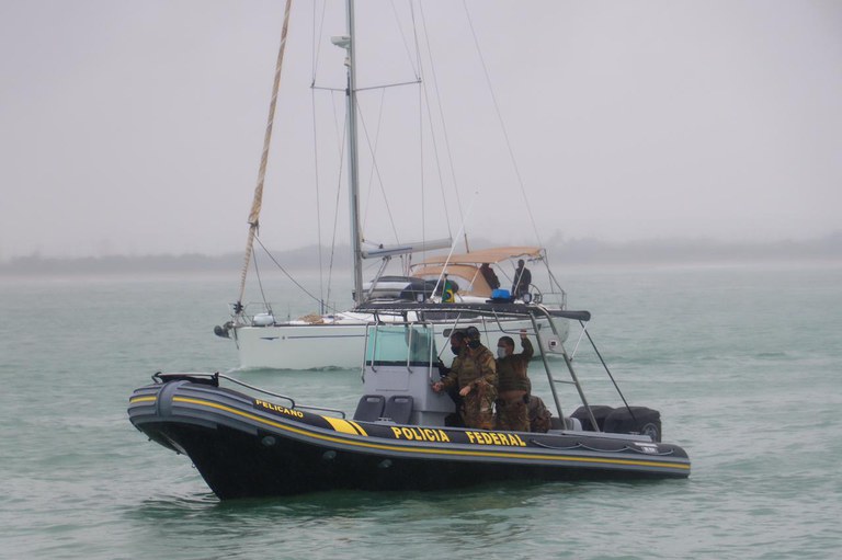 Força-tarefa, composta por mergulhadores da Policia Federal e da Marinha do  Brasil, apreende mais uma carga de droga escondida em casco de navio no  Porto de Paranaguá/PR — Português (Brasil)