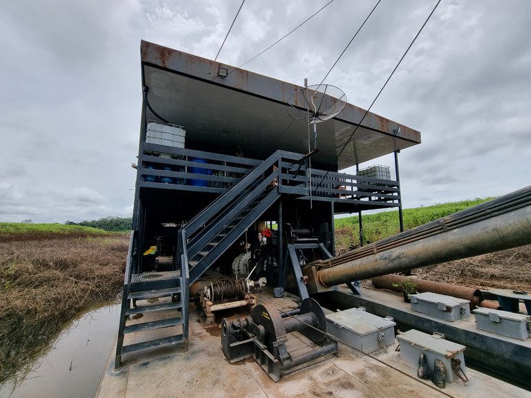 Para fugir da fiscalização, balsas de garimpo migram para Amazônia profunda  - 14/11/2022 - UOL TAB