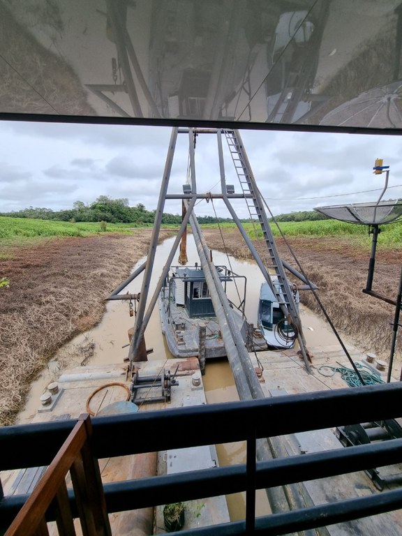 Para fugir da fiscalização, balsas de garimpo migram para Amazônia profunda  - 14/11/2022 - UOL TAB