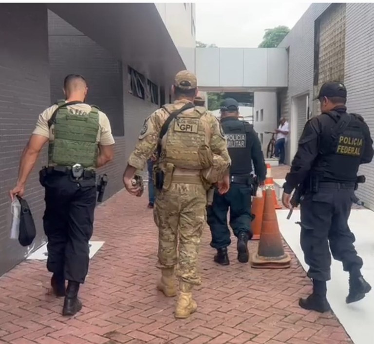 Operação Conjunta Policia Militar e Receita Federal Prende Arma e Drogas