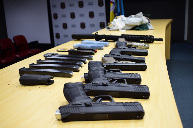 Operações da Polícia Federal miram armas de CACs em sete Estados