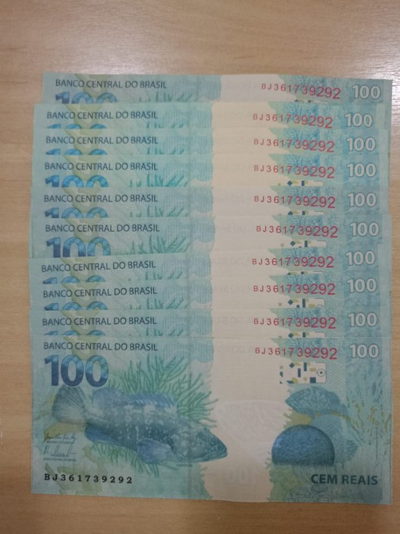 Foto das cédulas falsas.jpeg