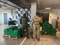 Polícia Federal e BPFRON apreendem 884 kg de Maconha
