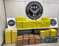 PF apreende mais de 600 kg de drogas e arma de fogo em caminhão interceptado na Rodovia Presidente Dutra