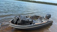 PF e PCPR apreendem embarcação com cigarros contrabandeados em Itaipulândia/PR