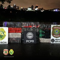 PF e PM apreendem fardos de droga nas margens do rio Paraná