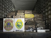 PF e PMPR apreendem 200 caixas de cigarros contrabandeados do Paraguai em Mercedes/PR