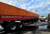 PF prende motorista e apreende caminhão com carga de soja adulterada em Paranaguá