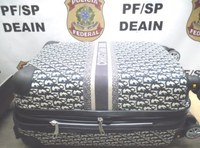 PF prende mulher com cocaína escondida em mala com fundo falso destinada ao Marrocos