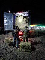 Polícia Federal e BPFRON/PR apreendem carreta carregada com feno clandestino na fronteira com a Argentina