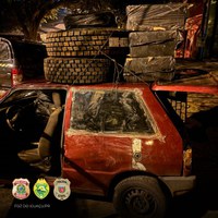 Polícia Federal, Polícia Civil e Polícia Militar do PR apreendem veículo com cigarros e pneus contrabandeados