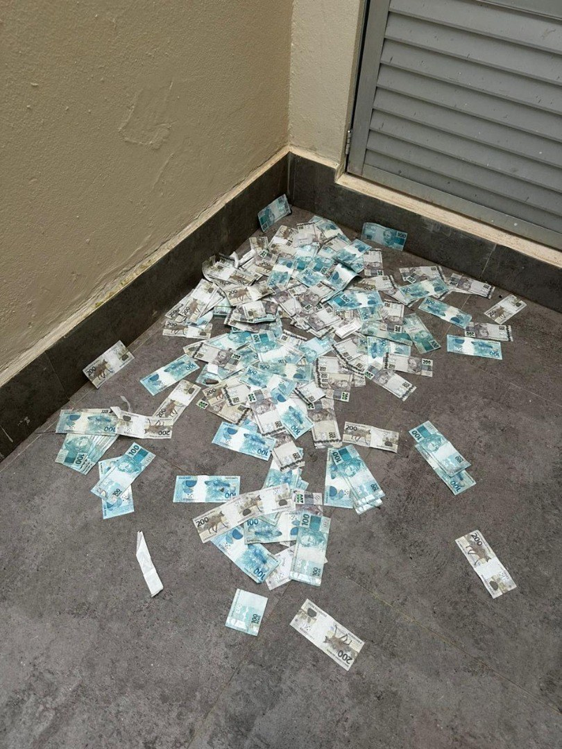 Ação visa recuperar bens e valores retirados de imóveis do Rio de Janeiro; mandados são cumpridos em Santa Catarina