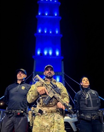 Países de todos os continentes iluminam de azul monumentos emblemáticos no Dia Internacional dos Policiais Mortos em Serviço