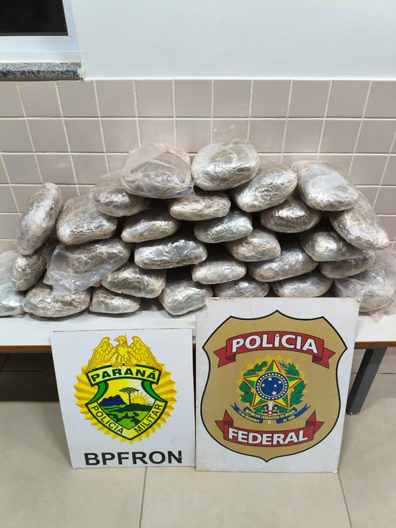 Polícia Federal e BPFron/PR apreendem drogas em ônibus interestadual
