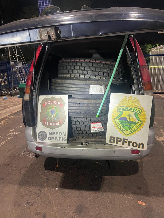 Ação integrada da PF e PM apreende van carregada com pneus de caminhão na fronteira