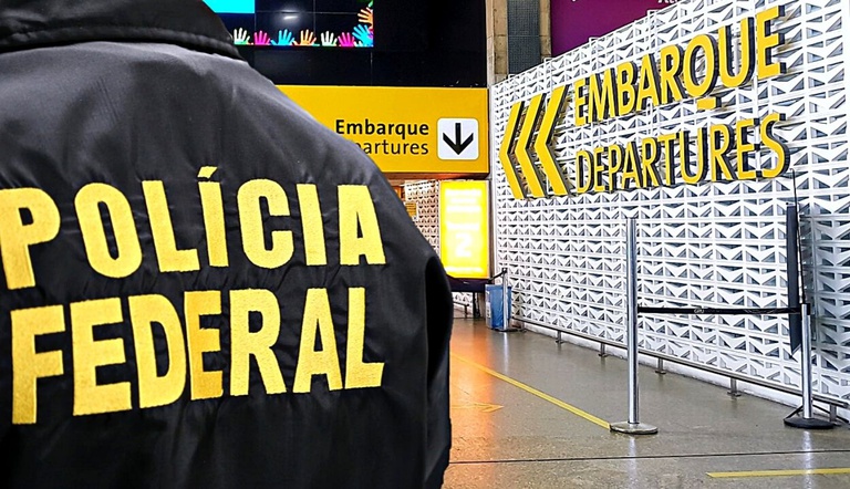 PF apreende 95 kg de drogas, prende quatro pessoas e apreende passaportes no Aeroporto de Guarulhos