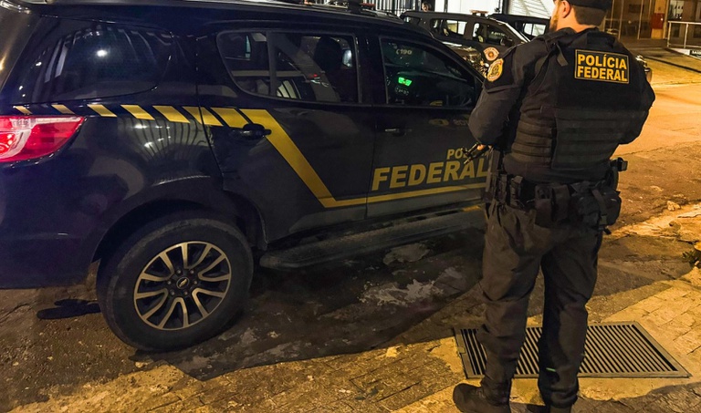 Viatura da Polícia Federal durante ação da Operação Narco Fluxo