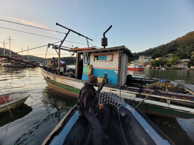PF prende quatro pessoas por pesca ilegal de camarão na Baía de Sepetiba 2
