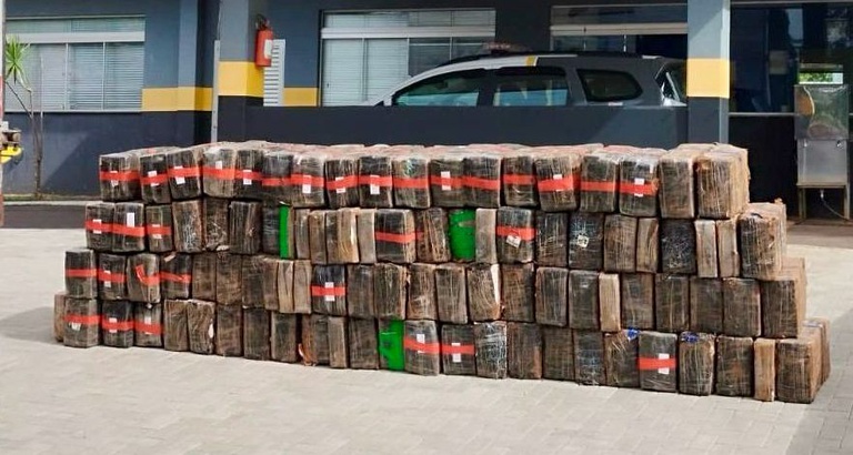 FICCO/SP apreende mais de 1,7 tonelada de maconha e prende motorista em Penápolis/SP