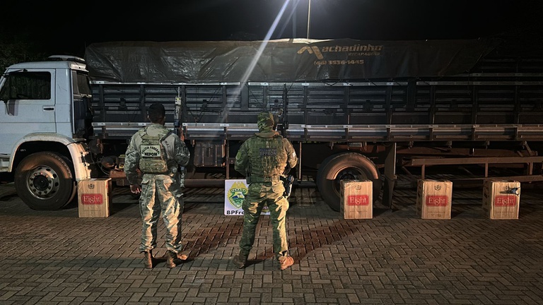 PF e BPFRON apreendem caminhão com 20 mil pacotes de cigarros contrabandeados em Mercedes/PR