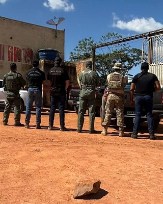 PF prende cinco pessoas e apreende 1.900 litros de combustível contrabandeado em Guajará-Mirim/RO