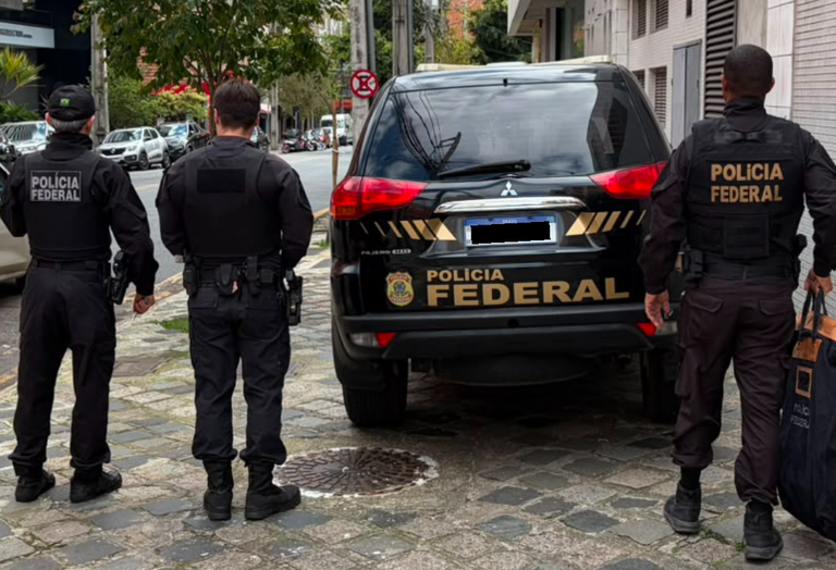 Agentes e viatura da Polícia Federal durante a Operação Aeris em Curitiba.