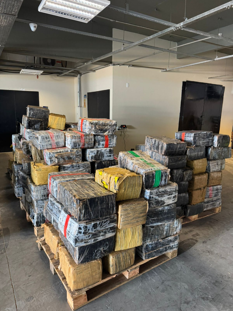 PF e PMPR apreendem mais de 3,5 toneladas de maconha, além de fuzis e pistola no Paraná