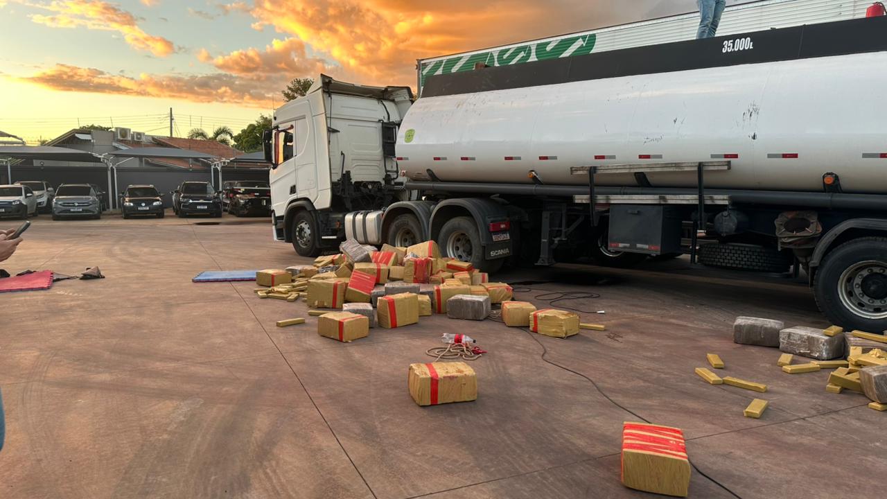 Polícia Federal apreende carreta com cerca de 8 toneladas de drogas, arma e munições em Água Clara/MS