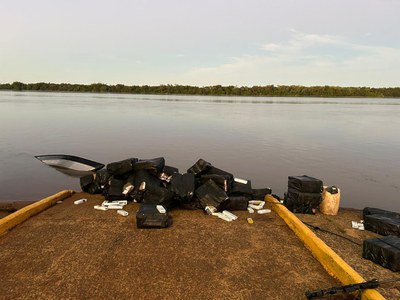PF apreende embarcação com 50 caixas de cigarros contrabandeados