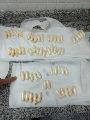 PF prende homem em flagrante com cerca de 80 cápsulas de cocaína engolidas, no Aeroporto do Galeão