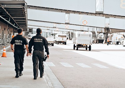 PF detém passageira por tráfico internacional de drogas e cumpre mandados de prisão no Aeroporto de Guarulhos