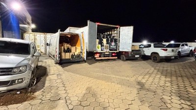 PF apreende carga de mercadorias estrangeiras e prende quatro pessoas na fronteira com a Argentina