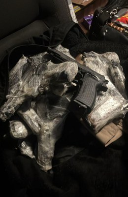 PF intercepta arsenal com 20 pistolas em ônibus na Via Dutra/RJ