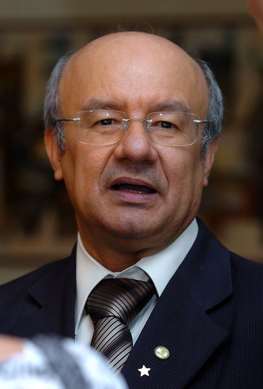 Deputado José Pimentel deve apresentar na próxima quarta-feira (20) parecer final do orçamento - Foto: José Cruz/ABr 