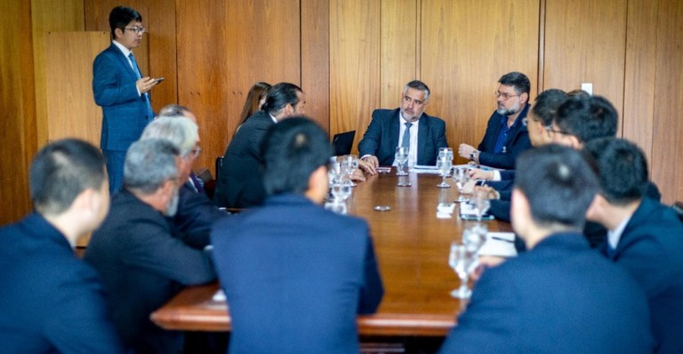 Ministro Paulo Pimenta e chineses