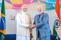 Lula and the Prime Minister of India discuss peace at a bilateral meeting in Japan