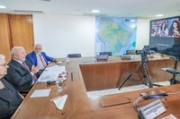 President Lula talks with representatives of Israel’s Hostages and Missing Families Forum