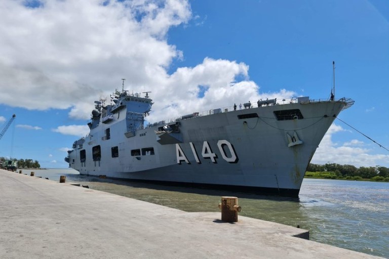 Brazilian Multipurpose Aircraft Ship Atlântico, the largest naval vessel in Latin America, arrives with emergency supplies and equipment at Rio Grande do Sul’s Port of Rio Grande on Saturday (11). The vessel will deliver water treatment plants capable of purifying 20,000 liters of water an hour.