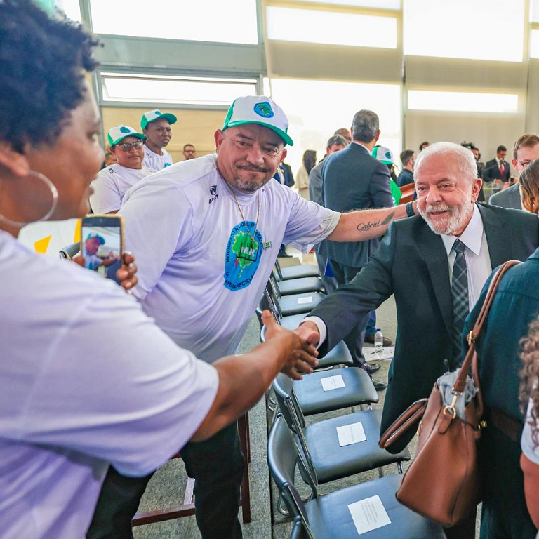 Presidente Lula cumprimentou representantes do Movimento Nacional