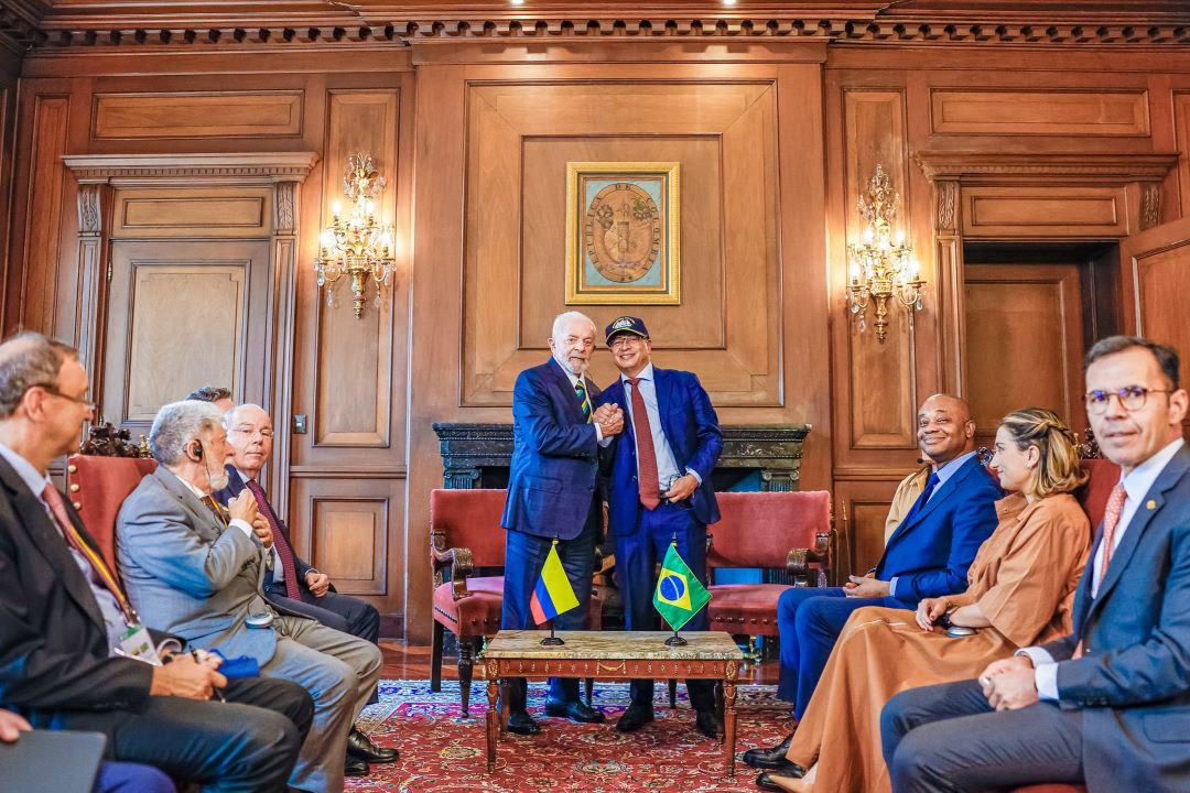 Durante su visita a Bogotá, el presidente de Brasil pidió una mayor integración entre los países de América del Sur. Lula cumplió una amplia agenda en el país vecino, la cual incluyó una reunión bilateral con el anfitrión Gustavo Petro y su participación en el Foro Empresarial Brasil-Colombia