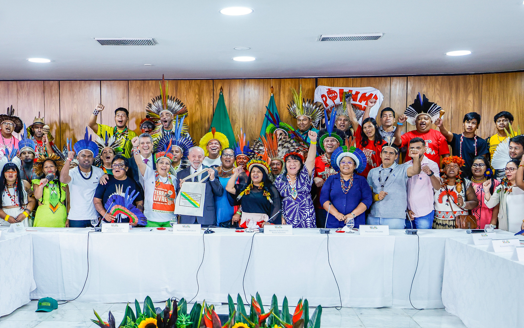 En una reunión celebrada en el Palacio del Planalto entre representantes del gobierno y líderes indígenas, el presidente establece una estrategia para completar la entrega de áreas ubicadas en los Estados de Santa Catarina, Paraíba y Alagoas