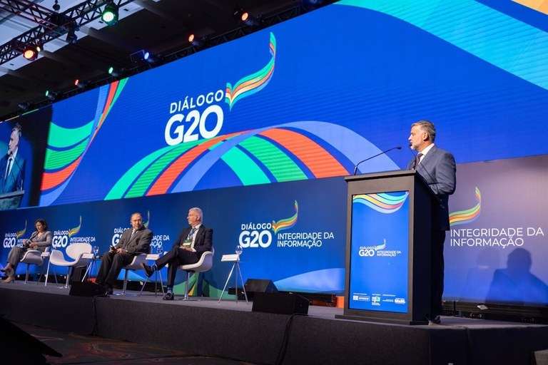 El evento paralelo del G20 presentó los desafíos del mundo digital, como la desinformación y el discurso de odio, y propuso soluciones para hacerles frente a nivel global