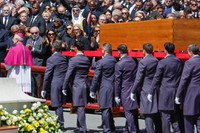 El presidente Lula participa en la misa de despedida del papa Francisco en la plaza de San Pedro
