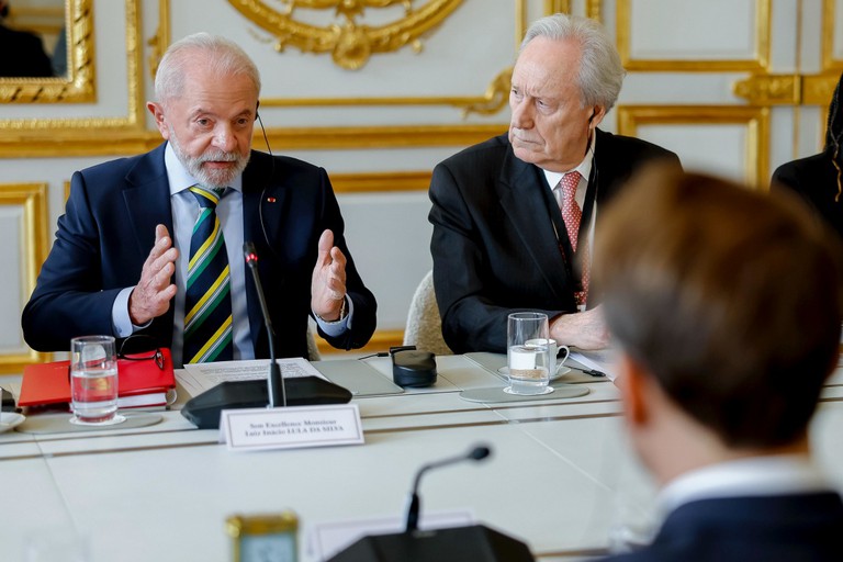 Lula e Macron falam à imprensa.jpg