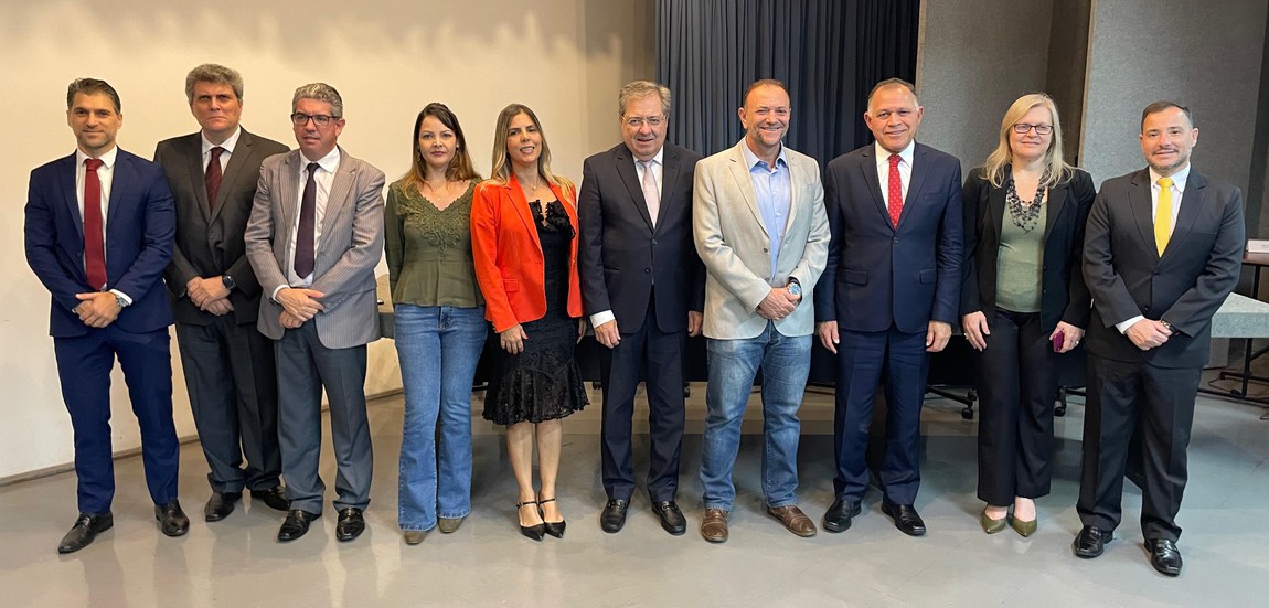 Autoridades e convidados presentes durante assinatura de acordo de cooperação com o município de Araraquara