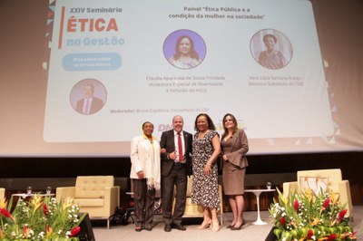 Da esquerda para a direita: Vera Lúcia Santana Araújo, Ministra Substituta do TSE, Bruno Espiñeira, Conselheiro da CEP,  Cláudia Aparecida de Souza Trindade, Assessora Especial de Diversidade e Inclusão da AGU, e Mariana Montenegro, Advogada-Geral da União e Presidente da Comissão de Ética da AGU