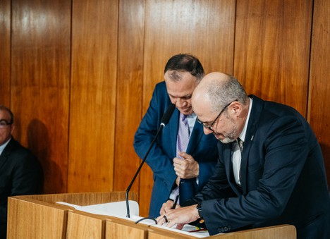 Assinatura do termo de posse (Foto: Wagner Lopes | CC/PR)