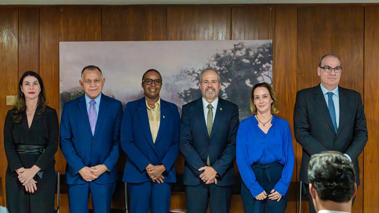 Da esquerda para a direita: Conselheira Maria Lúcia Barbosa, Conselheiro Manoel Caetano Ferreira Filho, Conselheira Marcelise de Miranda Azevedo, Presidente da CEP, Bruno Espiñeira, Conselheira Caroline Proner e Conselheiro Georghio Alessandro Tomelin (Foto: Pedro Reis / PR)