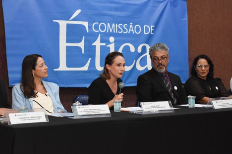 Caroline Proner falou sobre a CEP e destacou o papel estratégico das comissões de ética setoriais para o fortalecimento da cultura ética na Administração Pública